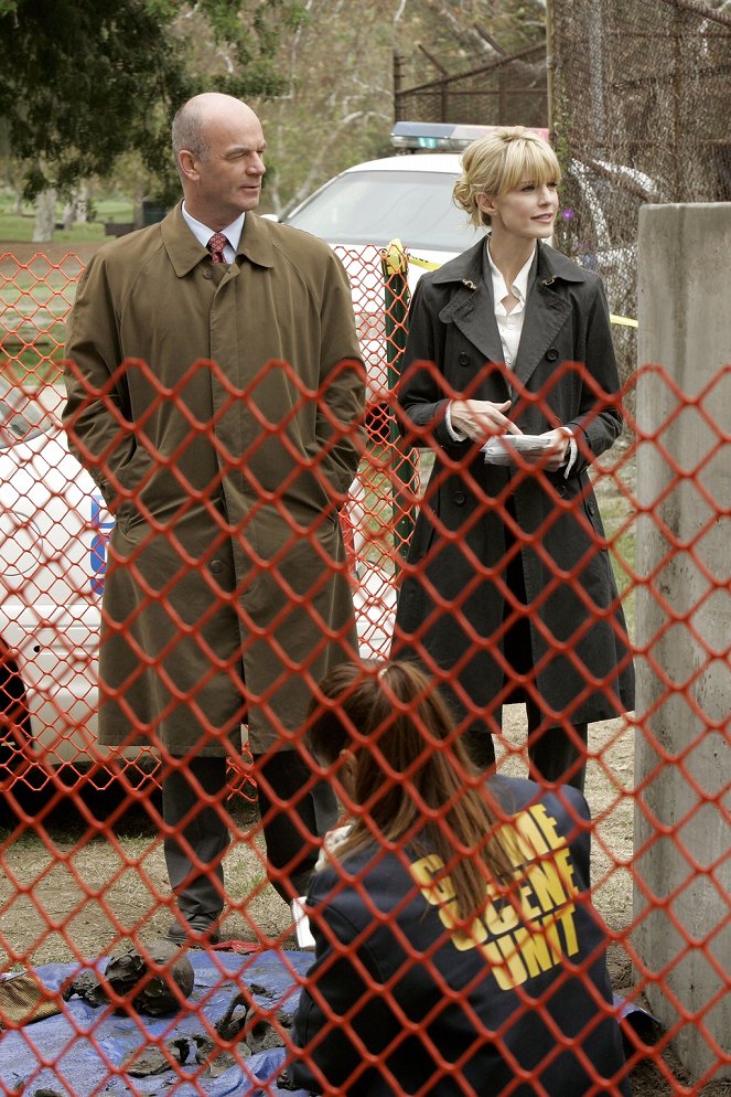 Cold Case - Season 5 - World's End - Van de set - John Finn, Kathryn Morris