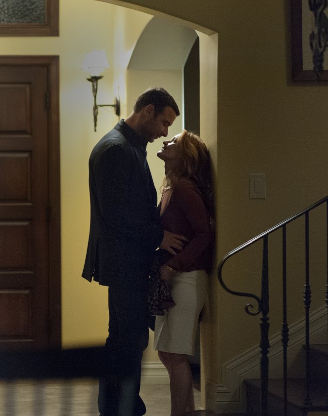 Ray Donovan - Season 1 - Zurück in Boston - Filmfotos - Liev Schreiber, Paula Malcomson