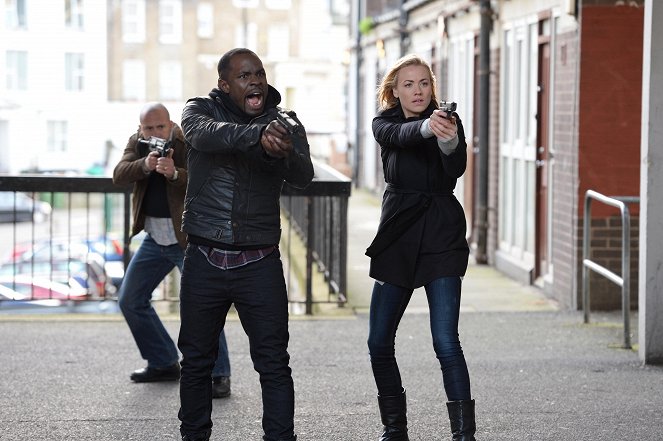 24: Live Another Day - Live Another Day: 12:00 – 13:00 Uhr - Filmfotos - Gbenga Akinnagbe, Yvonne Strahovski