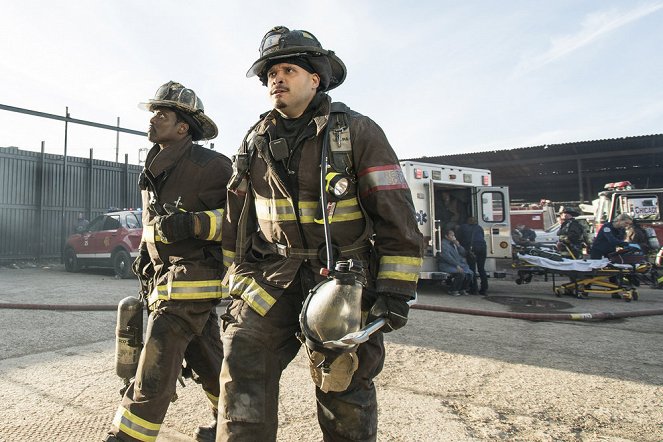 Chicago Fire - Dos au mur - Film - Eamonn Walker, Joe Minoso