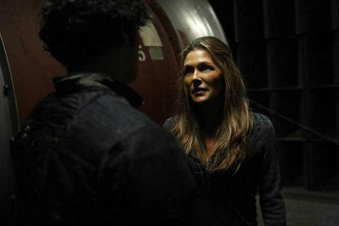 The 100 - The Other Side - Van film - Paige Turco