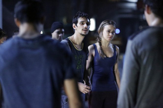 The 100 - The Other Side - Photos - Devon Bostick, Chelsey Reist