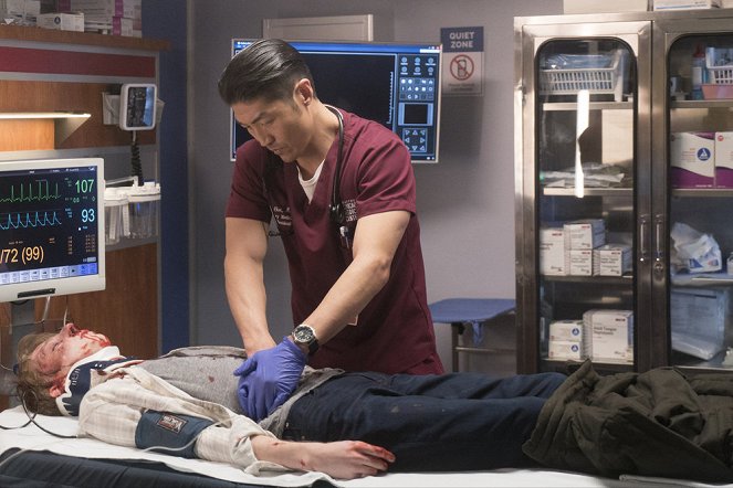 Chicago Med - Pulsions coupables - Film - Joey Luthman, Brian Tee