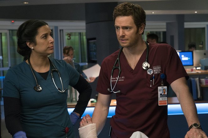 Nemocnice Chicago Med - Série 2 - Love Hurts - Z filmu - Courtney Rioux, Nick Gehlfuss