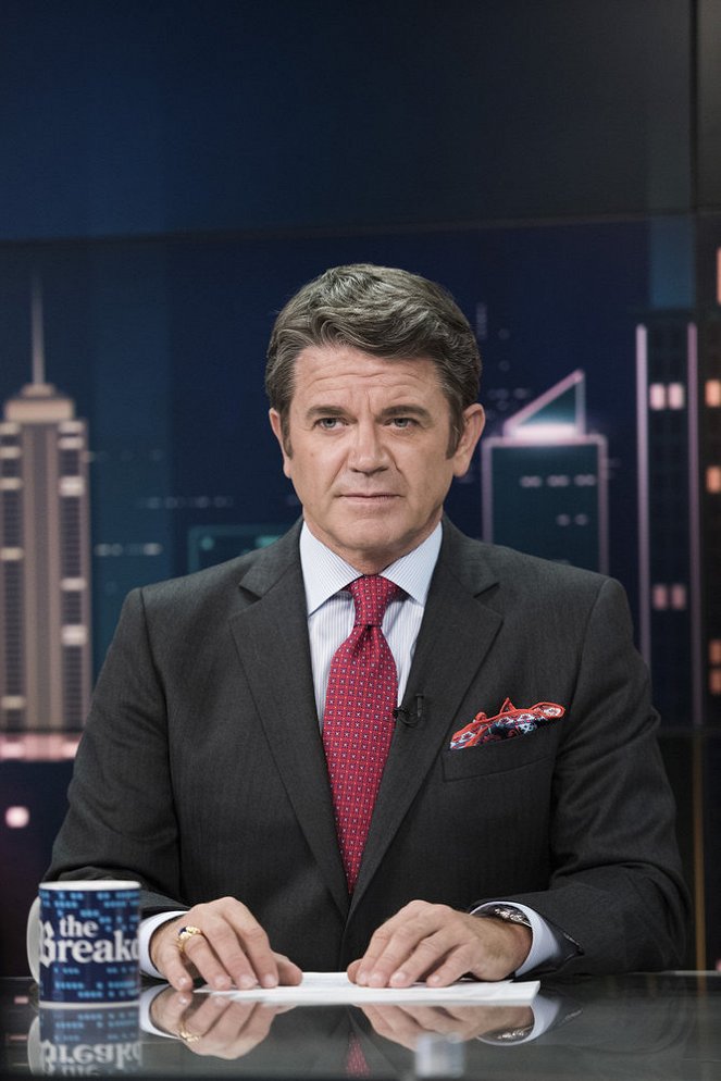 Great News - Season 1 - Chuck Pierce jest ślepy - Z filmu - John Michael Higgins