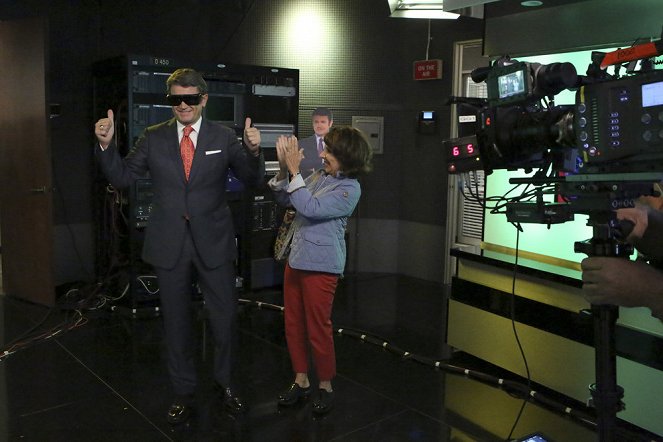 Great News - Season 1 - Chuck Pierce ist blind - Filmfotos - John Michael Higgins, Andrea Martin