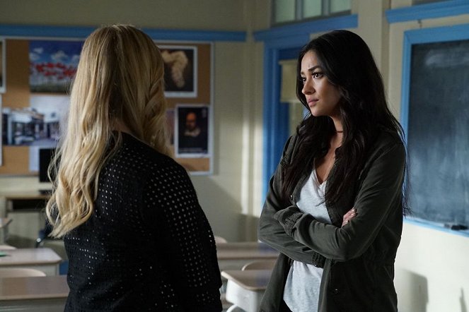 Pretty Little Liars - Power Play - Photos - Shay Mitchell