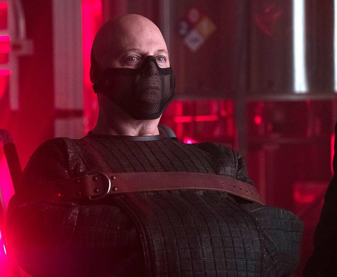 Gotham - Season 3 - Heroes Rise: Light the Wick - Photos - Michael Chiklis