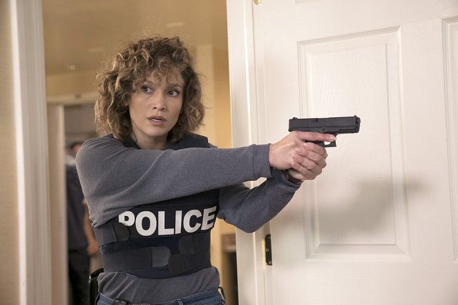 Shades of Blue - Season 2 - Whoever Fights Monsters - Photos - Jennifer Lopez