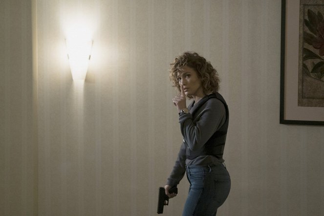 Shades of Blue - Season 2 - Whoever Fights Monsters - Photos - Jennifer Lopez