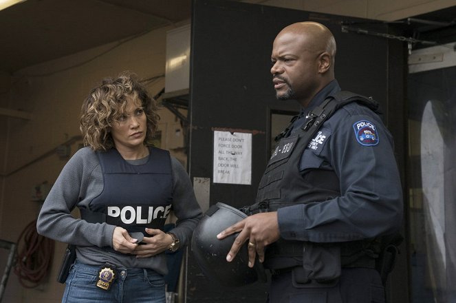 Shades of Blue - Season 2 - Whoever Fights Monsters - Photos - Jennifer Lopez
