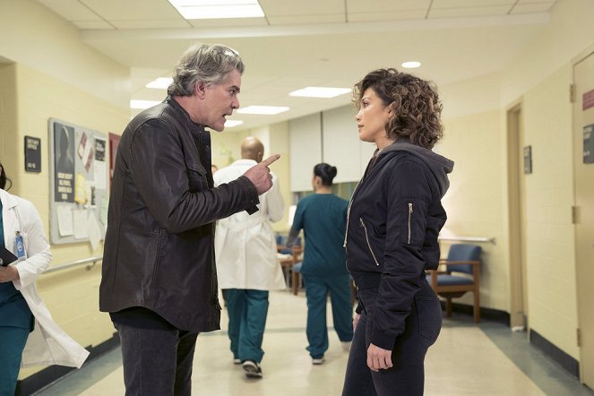 Shades of Blue - Season 2 - Whoever Fights Monsters - Photos - Ray Liotta, Jennifer Lopez