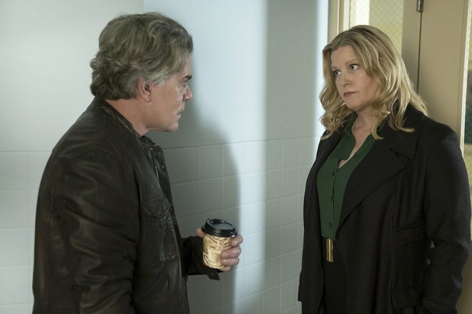 Shades of Blue - Whoever Fights Monsters - Photos - Ray Liotta, Anna Gunn