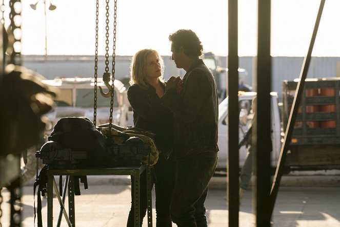 Fear the Walking Dead - Eye of the Beholder - Photos - Kim Dickens, Cliff Curtis