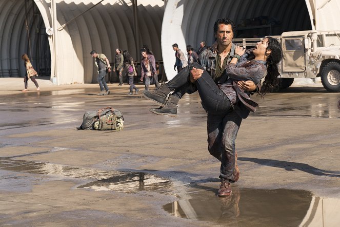 Fear the Walking Dead - Season 3 - Eye of the Beholder - Photos - Cliff Curtis, Danay Garcia