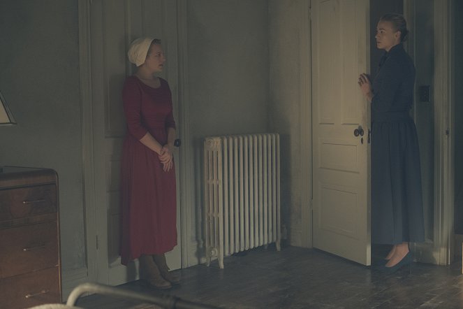 The Handmaid's Tale - Season 1 - Treu und Glauben - Filmfotos - Elisabeth Moss, Yvonne Strahovski