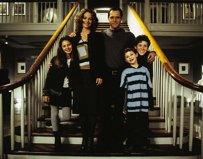 Home Alone 4 - Photos - Chelsea Russo, Clare Carey, Jason Beghe, Mike Weinberg