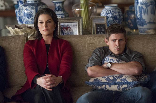 Graves - Season 1 - A Tincture of Madness - Photos - Sela Ward, Christopher Lowell