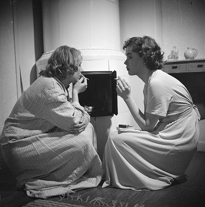 Face in the Mirror - Photos - Ritva Karisto, Leila Lehtonen