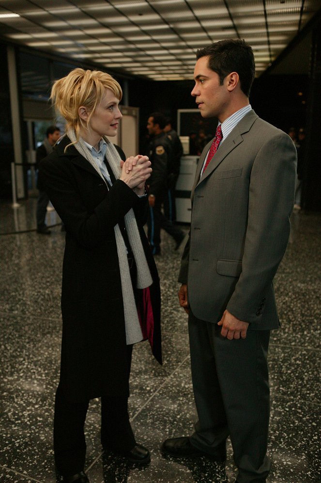 Cold Case - Wishing - Photos - Kathryn Morris, Danny Pino