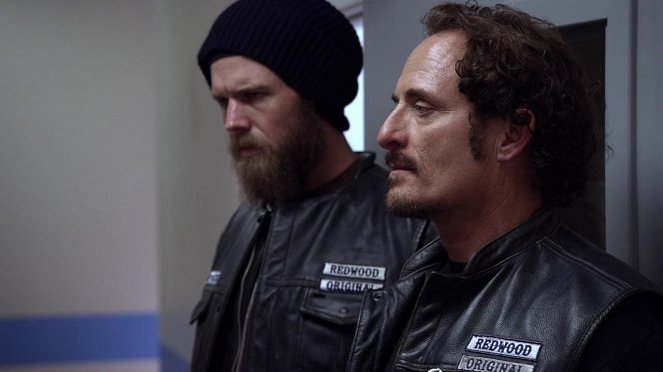 Sons of Anarchy - Season 2 - Small Tears - Photos - Ryan Hurst, Kim Coates