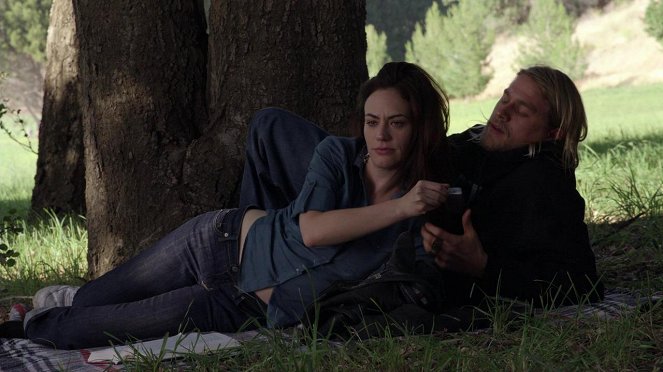 Sons of Anarchy - Season 2 - Fix - Photos - Maggie Siff, Charlie Hunnam