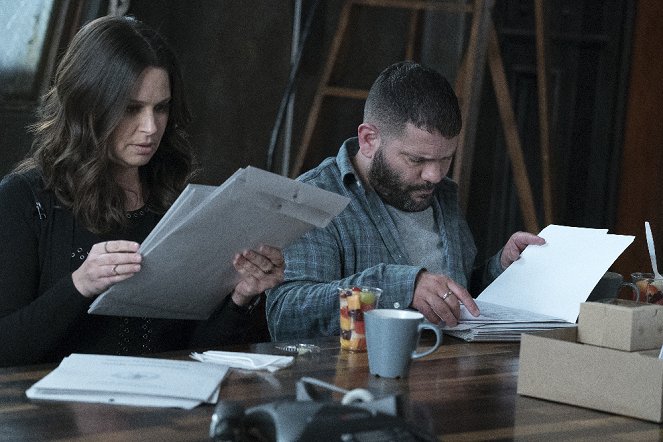 Scandal - Head Games - Photos - Katie Lowes, Guillermo Díaz