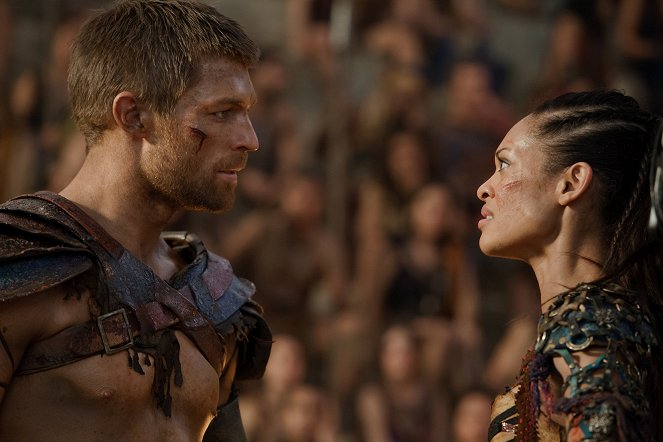 Spartacus - The Dead and the Dying - Van film - Liam McIntyre, Cynthia Addai-Robinson