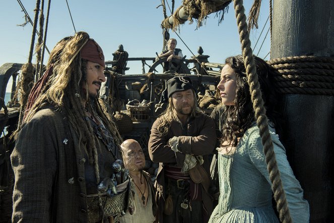 Piráti z Karibiku: Salazarova pomsta - Z filmu - Johnny Depp, Martin Klebba, Stephen Graham, Kaya Scodelario