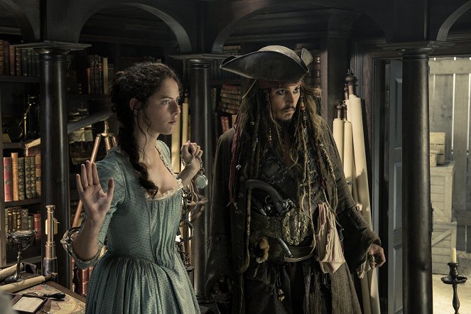 Piraci z Karaibów: Zemsta Salazara - Z filmu - Kaya Scodelario, Johnny Depp