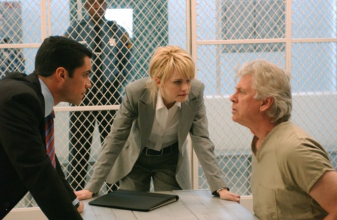 Cold Case - Season 2 - Creatures of the Night - Photos - Danny Pino, Kathryn Morris, Barry Bostwick