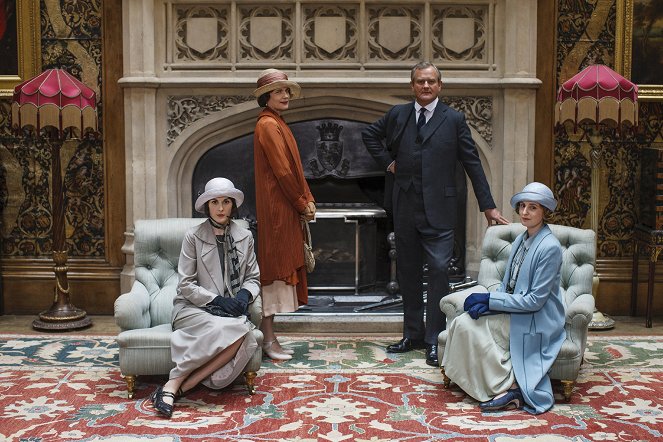 Downton Abbey - Season 6 - Das Autorennen - Werbefoto - Michelle Dockery, Elizabeth McGovern, Hugh Bonneville, Laura Carmichael