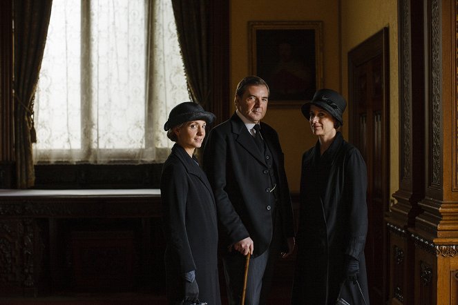 Downton Abbey - Season 6 - Das Autorennen - Werbefoto - Joanne Froggatt, Brendan Coyle