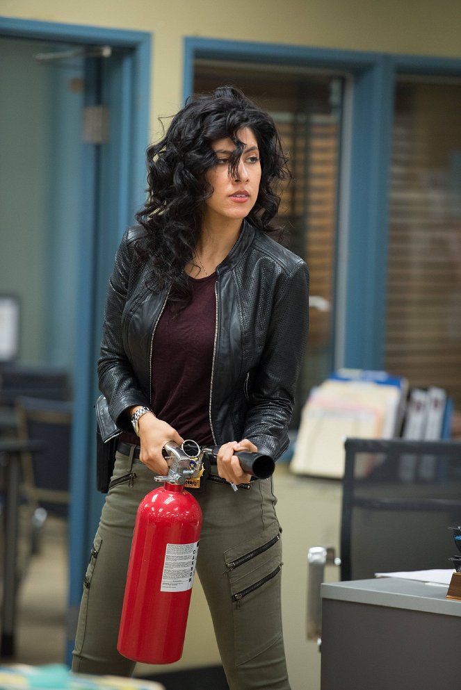 Brooklyn Nine-Nine - Operation: Broken Feather - Van film - Stephanie Beatriz