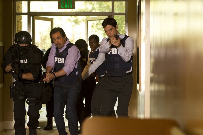 Criminal Minds - Season 9 - The Inspired - Van film - Joe Mantegna, Thomas Gibson