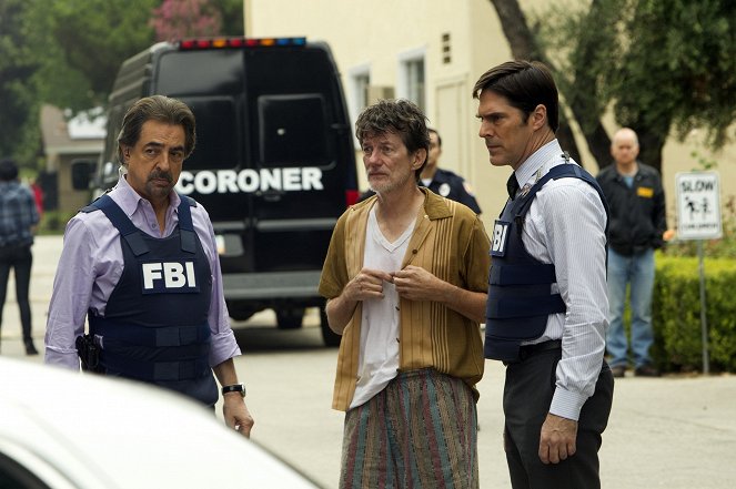 Criminal Minds - Season 9 - The Inspired - Van film - Joe Mantegna, Thomas Gibson