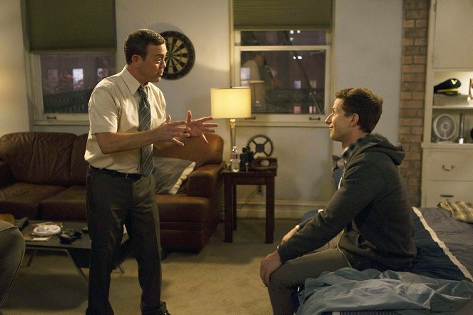 Brooklyn Nine-Nine - Season 3 - New Captain - Van film - Joe Lo Truglio, Andy Samberg