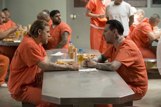 Zákon gangu - Season 7 - Čierny vdovec - Z filmu - Charlie Hunnam, Marilyn Manson