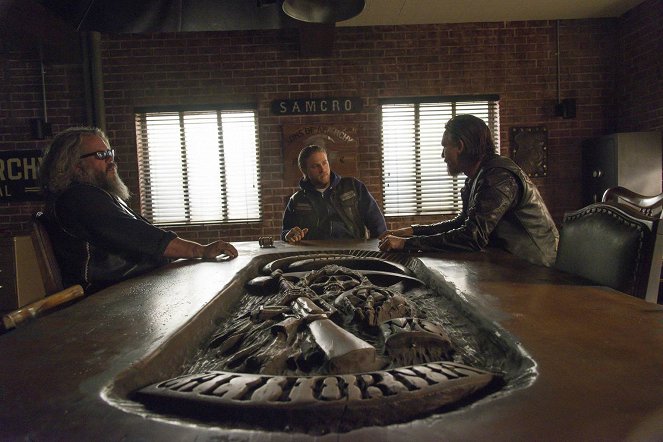 Sons of Anarchy - A Mother's Work - Photos - Mark Boone Junior, Charlie Hunnam, Tommy Flanagan