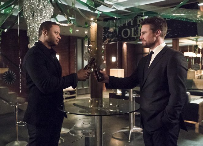 Arrow - Perdidos - De la película - David Ramsey, Stephen Amell