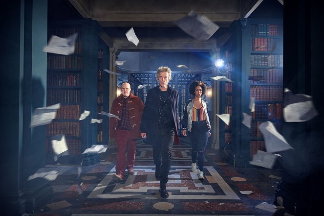 Doctor Who - Extremis - Werbefoto - Matt Lucas, Peter Capaldi, Pearl Mackie