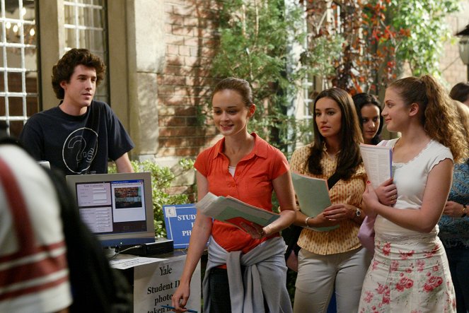 Gilmore Girls - Season 4 - The Lorelais' First Day at Yale - Photos - Alexis Bledel, Vanessa Lunnon, Nicole Mansour