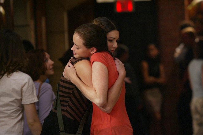 Gilmore Girls - Season 4 - The Lorelais' First Day at Yale - Photos - Lauren Graham, Alexis Bledel