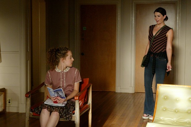Kochane kłopoty - Season 4 - Pierwszy dzień Lorelai w Yale - Z filmu - Olivia Hack, Lauren Graham