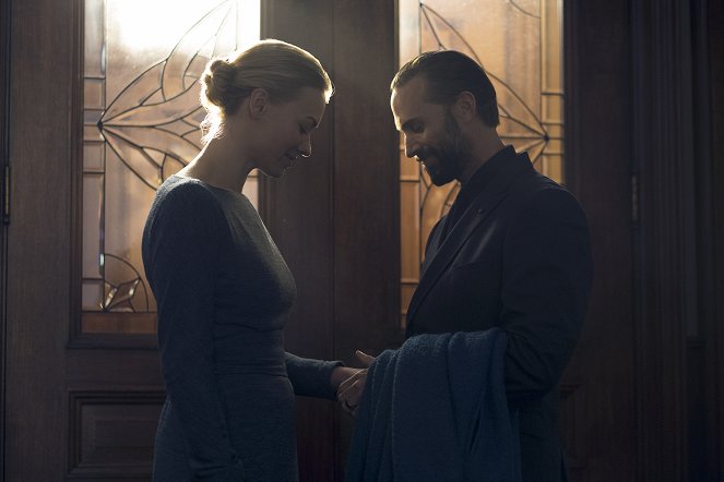 The Handmaid's Tale - Season 1 - Jezebels Reich - Filmfotos - Yvonne Strahovski, Joseph Fiennes