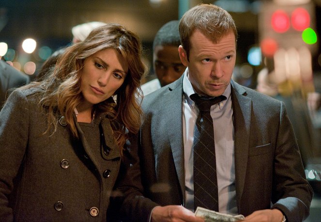 Blue Bloods - Crime Scene New York - Season 2 - Collateral Damage - Photos - Jennifer Esposito, Donnie Wahlberg