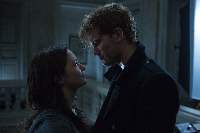 Fallen - Photos - Addison Timlin, Jeremy Irvine