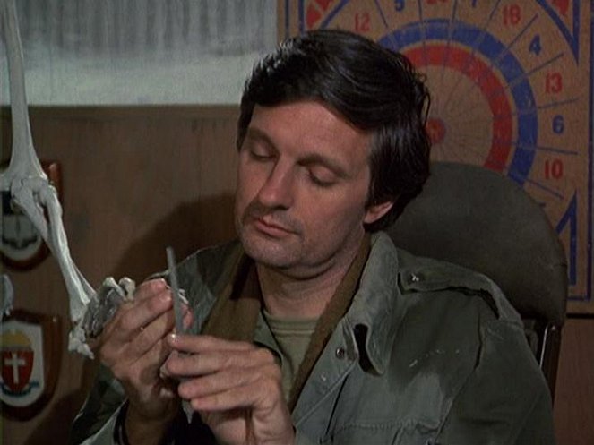 M*A*S*H - Divided We Stand - Photos - Alan Alda