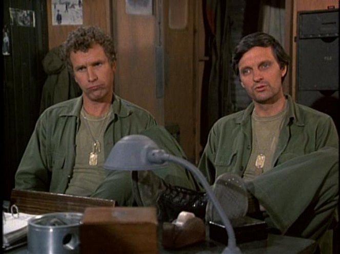 M*A*S*H - For the Good of the Outfit - Photos - Wayne Rogers, Alan Alda
