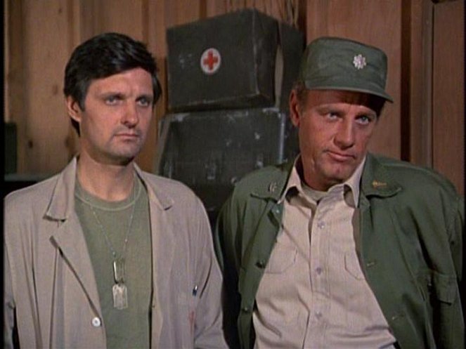 M*A*S*H - For the Good of the Outfit - Van film - Alan Alda, McLean Stevenson